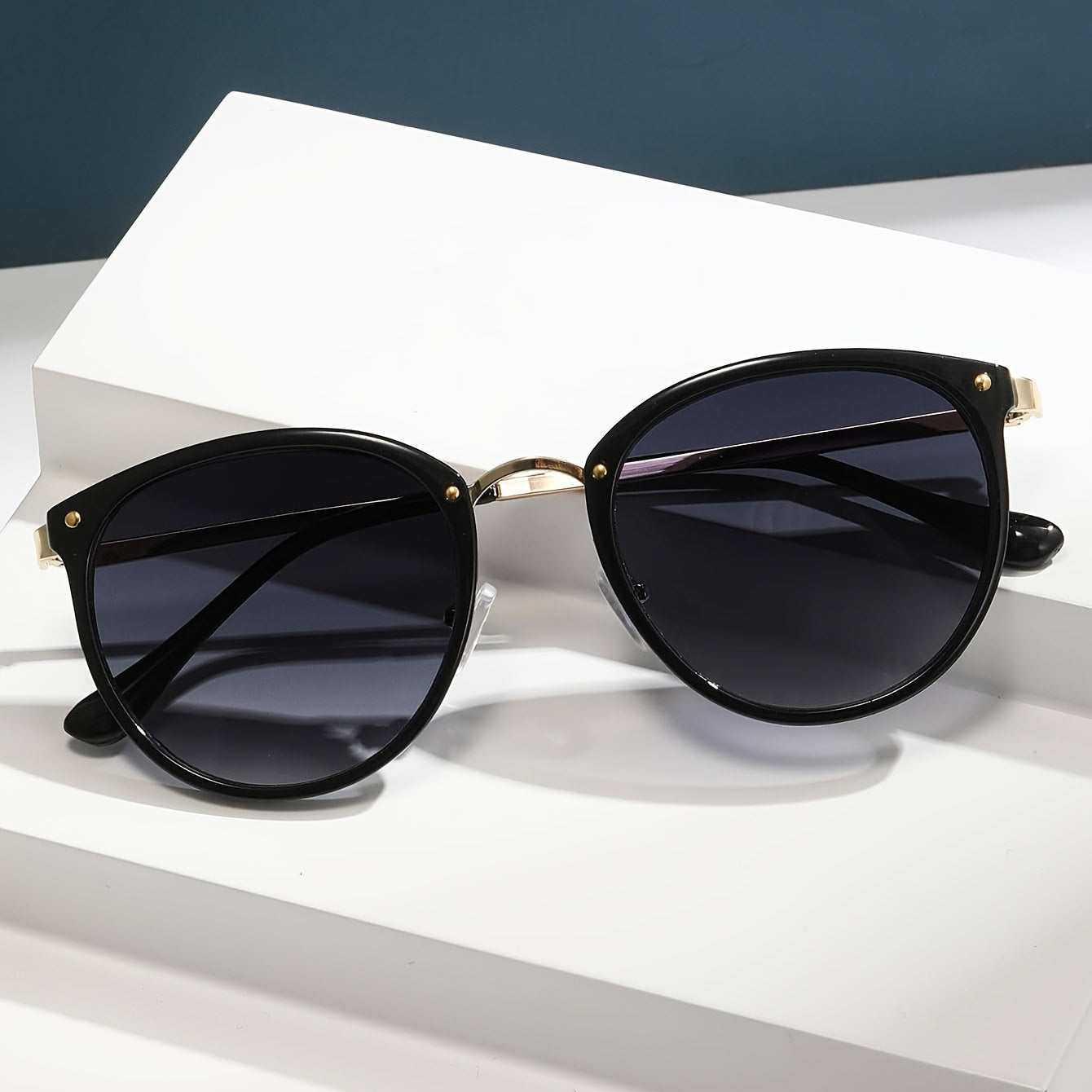 Elegance Noir™ Women’s Sunglasses