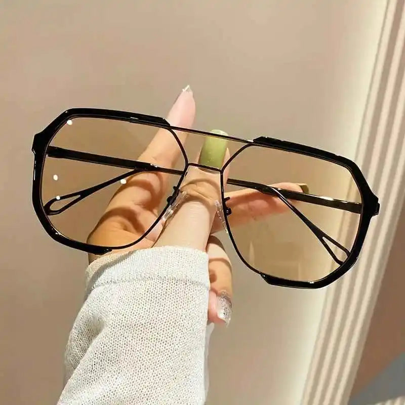 aviator-sunglasses-gold-gray-model